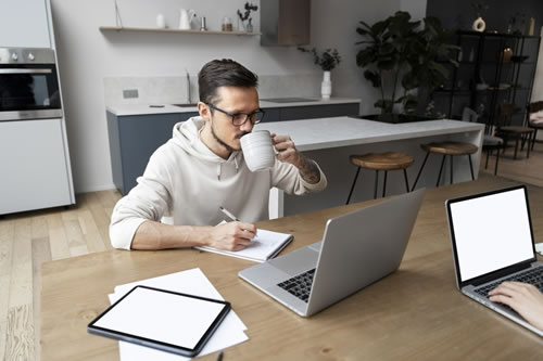 O Home Office Desafios e Vantagens na Era da Flexibilidade Profissional