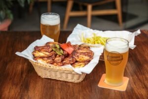 Pratos que ficam melhores com cerveja vinho ou destilados no preparo